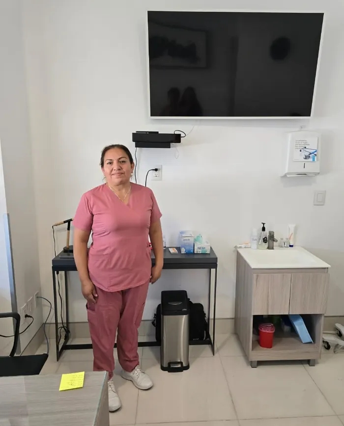 Enfermera del consultorio en el área de preparación