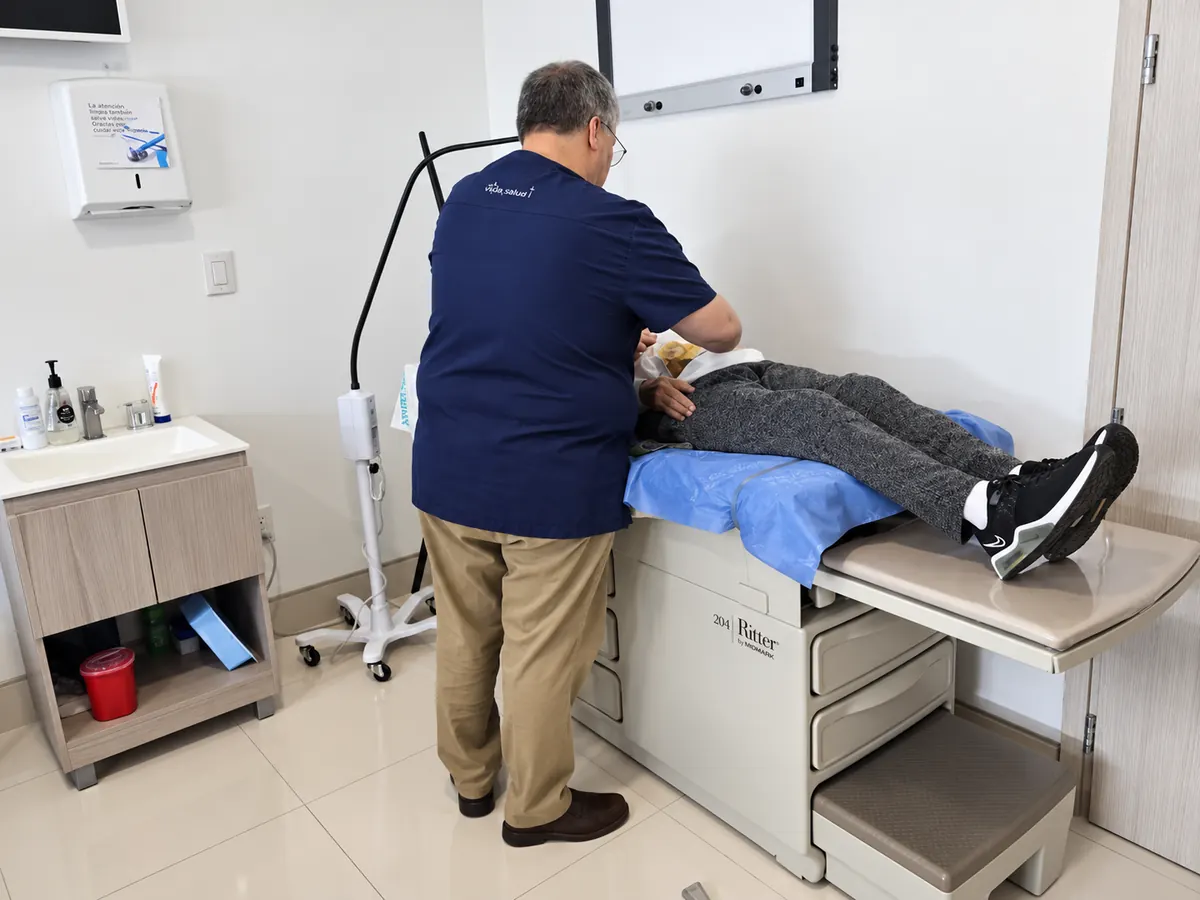 Exploración del abdomen en la mesa de revisión del consultorio